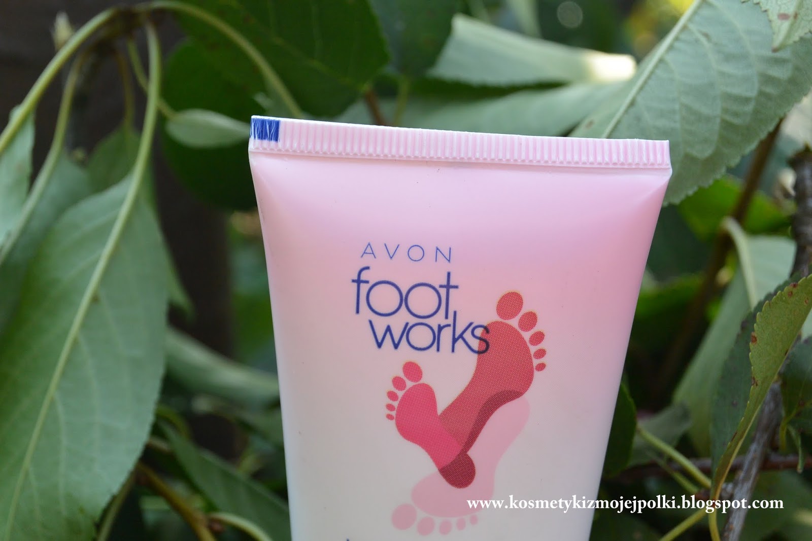AVON foot works CHERRY ICE – gama produktów do pielęgnacji stóp w wiśniowej odsłonie